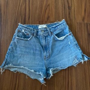 Abercrombie curve love high rise the mom short, size 26